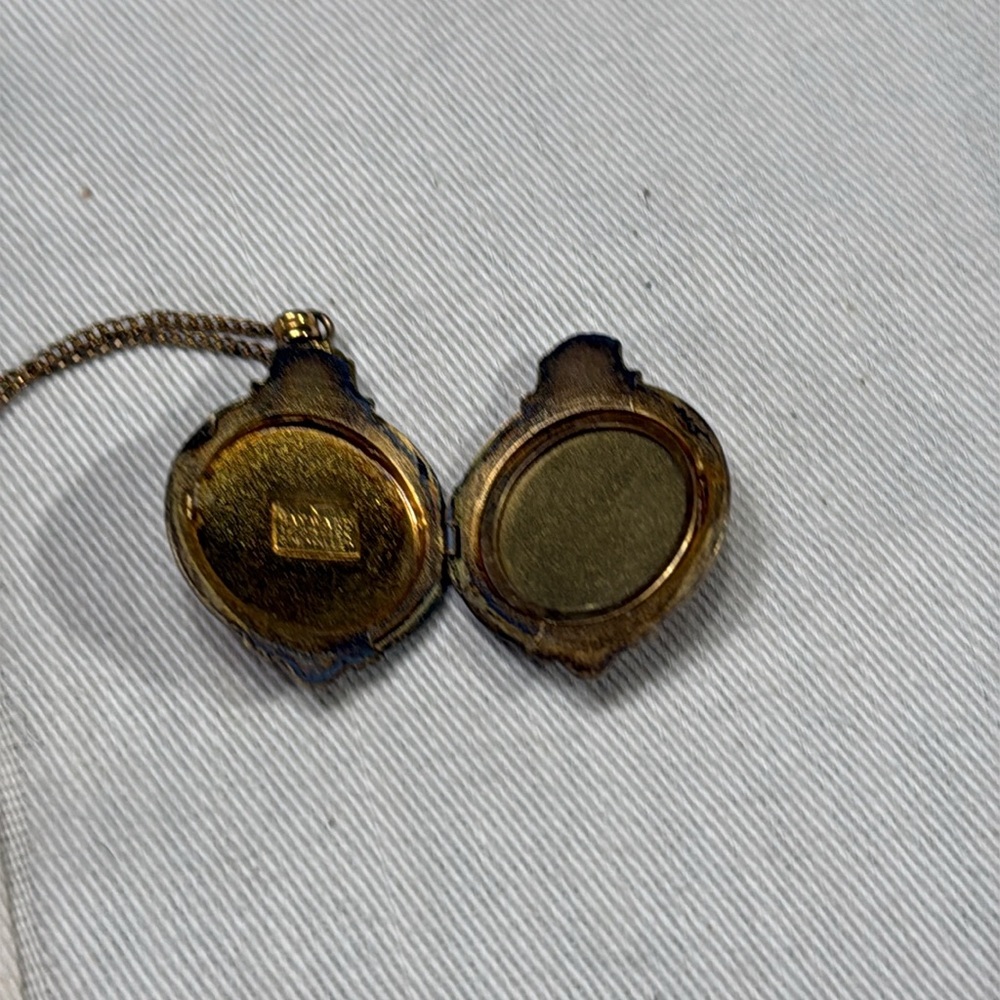 Hayward Locket. Vintage. 1/20 12k gold filled. - Picture 3 of 5
